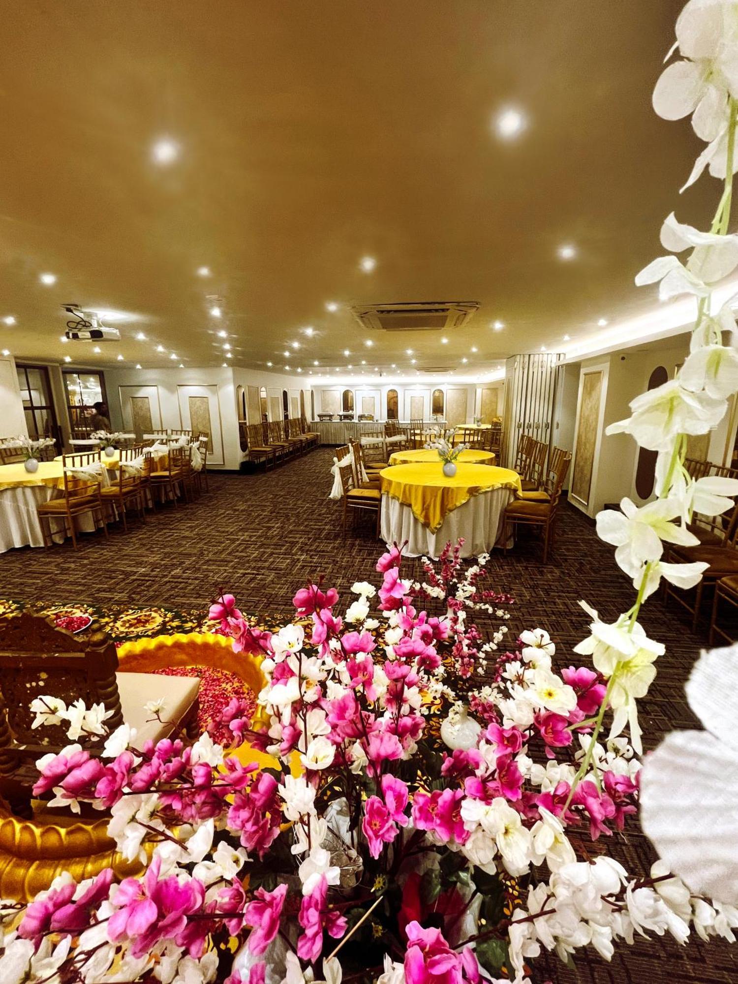 Hotel Town Grand Patel Nagar Yeni Delhi Dış mekan fotoğraf
